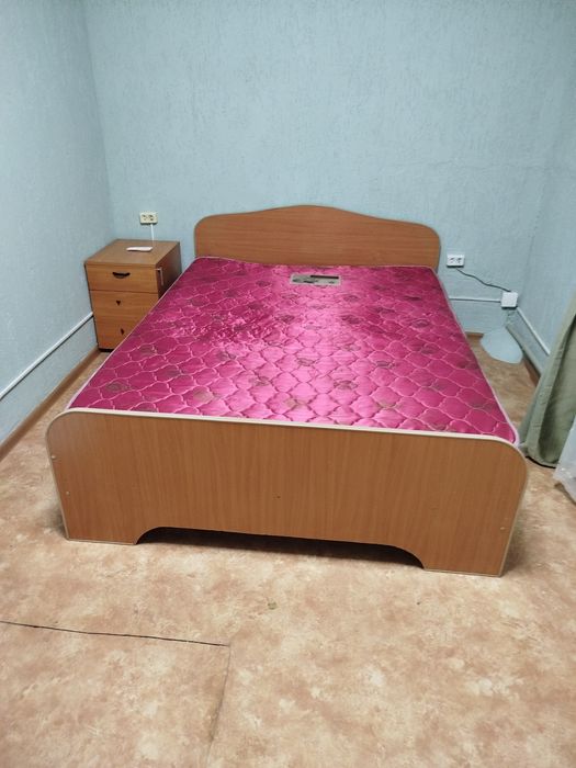 Продам б.у.шифоньер, кровать, тумбочка