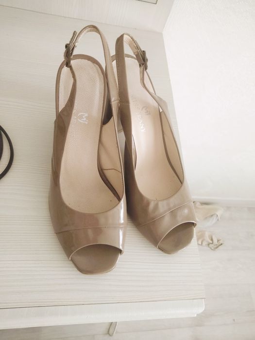 Продам босоножки