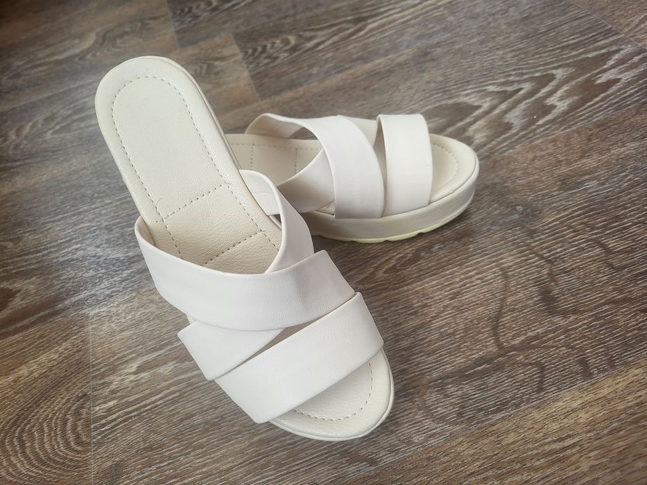 Совершенно новые шлёпки . Ликвидация