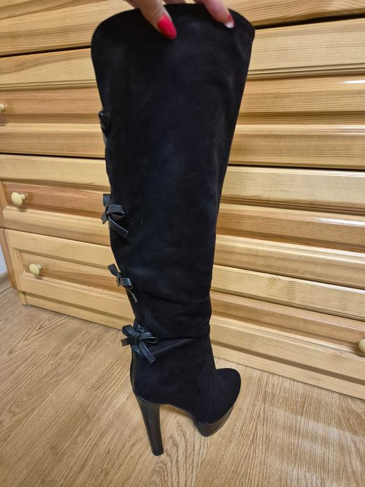 Стилни велурени чизми с кожени панделки