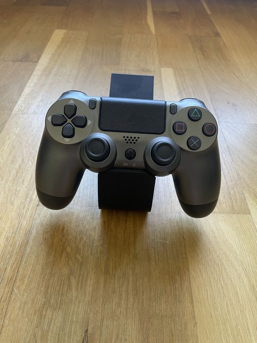 Ps4 slim 1 TB.