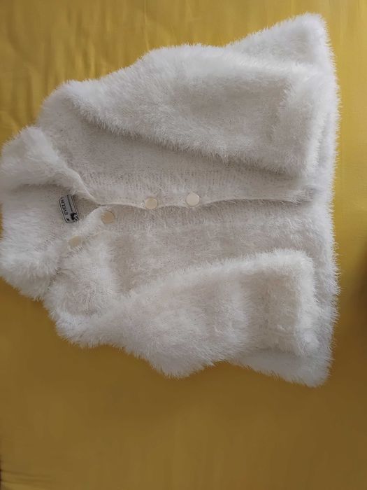 Дамска плетена жилетка бяла