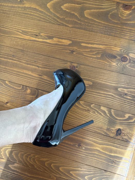 Лачени обувки на ток 38 номер Нови !