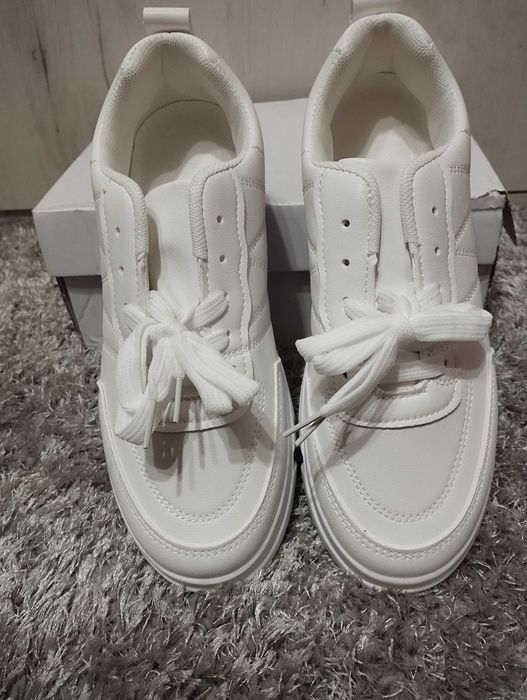 Бели Кецове ,чисто нови