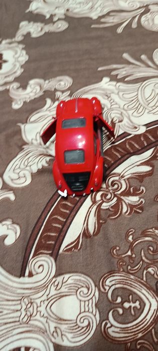 Игрушечная машинка