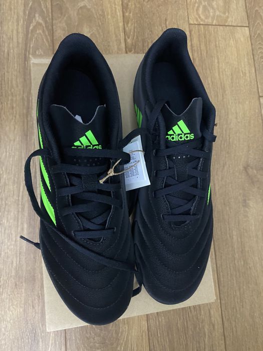 Маратонки “стоножки” Adidas за изкуствен терен