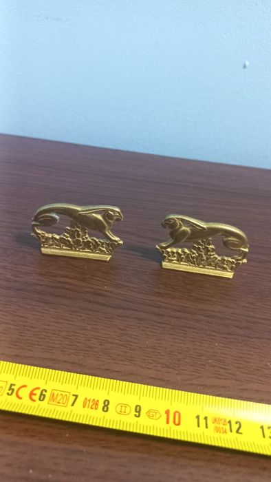 Малки стари бронзови зайчета