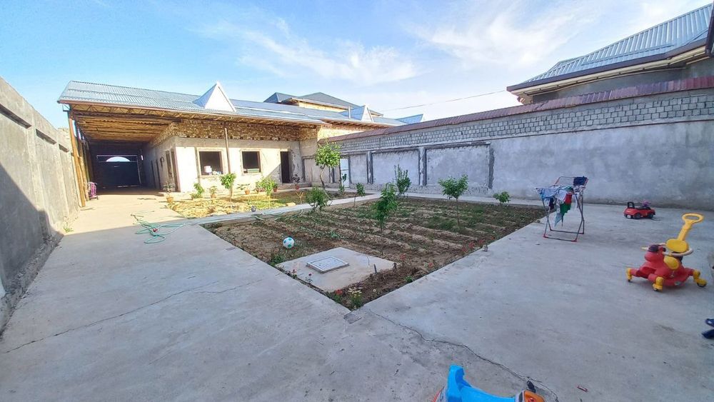 Hovli sotiladi. O'zimniki