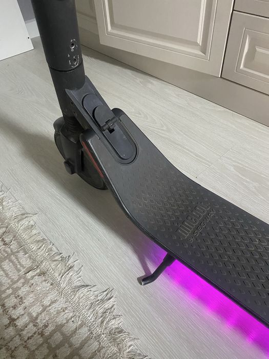 Электросамокат Ninebot e22 на ходу