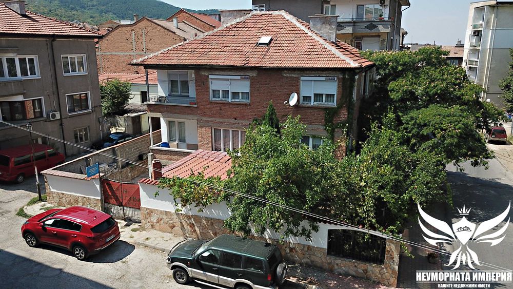 Продавам триетажна къща РЗП 366кв. с 351кв.м. двор в гр.Асеновград