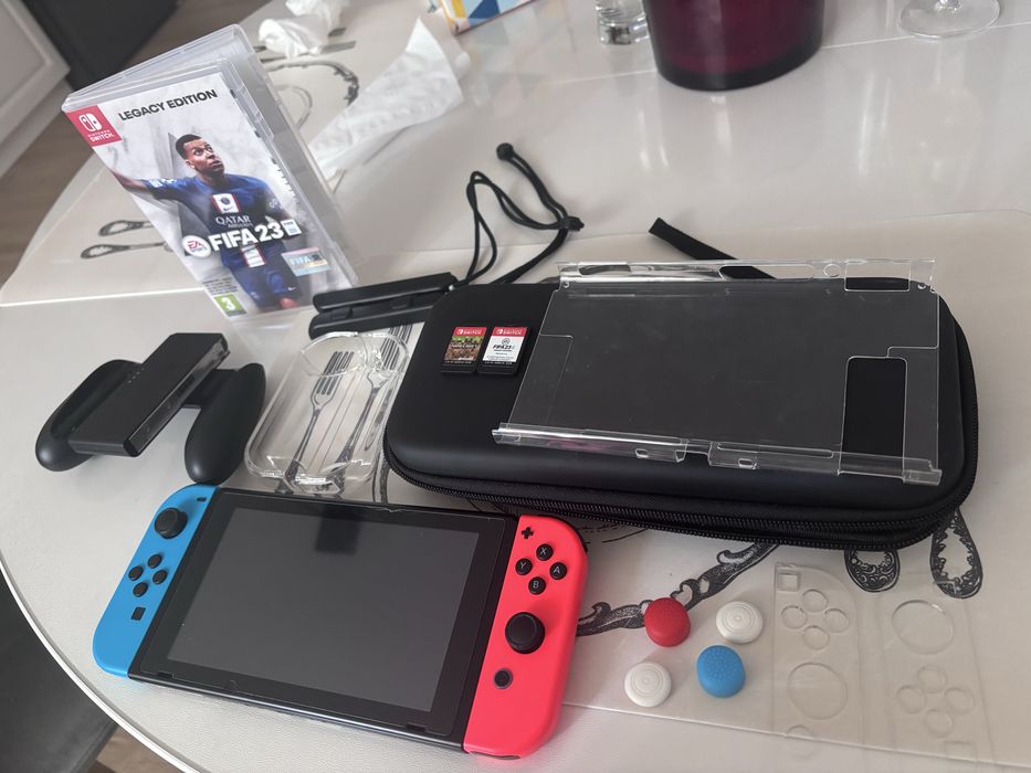 Vand consola Nintendo Switch (WITH NEON RED & NEON BLUE JOY-CONS)