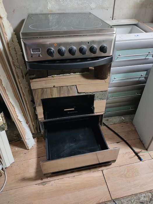 Электроплита с духовкой