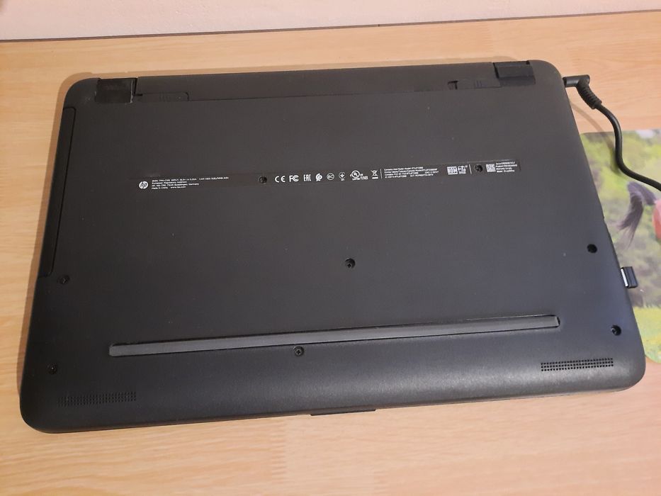 Laptop HP cu procesor  i7 6500u,2 plăci video ,model 15-ay008nq