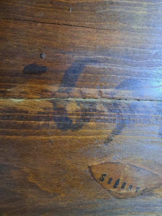 Vand măsuță mobilier vechi.