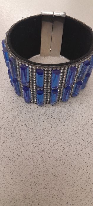 Продам браслет со стразами,кожанный. на магнитной застежкой