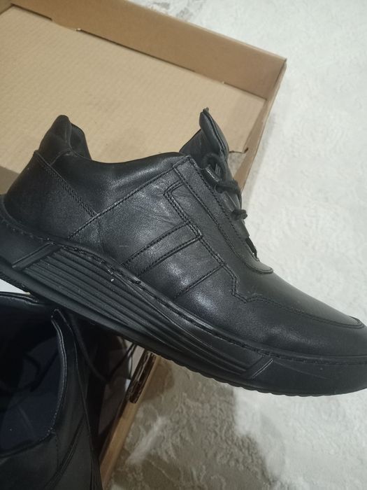Кроссовки кожаные 40 р