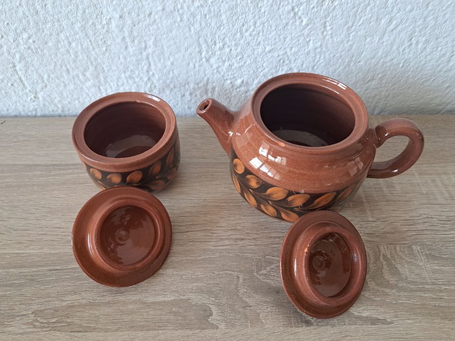 Керамичен чайник и захарница