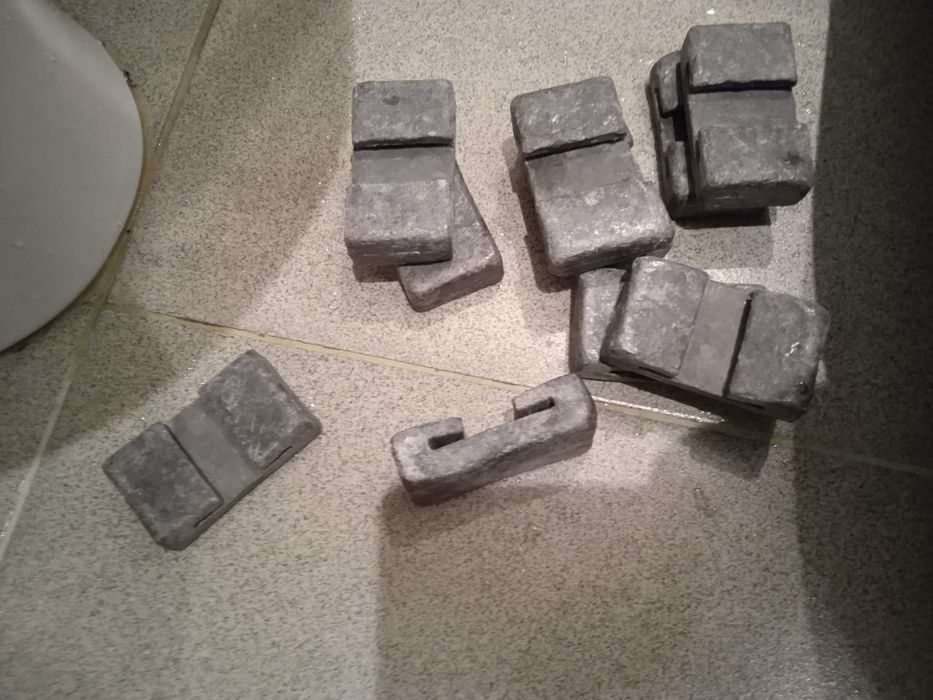 Продавам 10 бр. тежести  ×500гр. всяка общо 5кг. Цена 100лв.