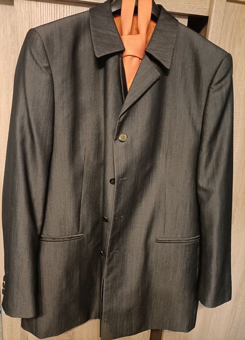 Costum ,  vesta și cravată