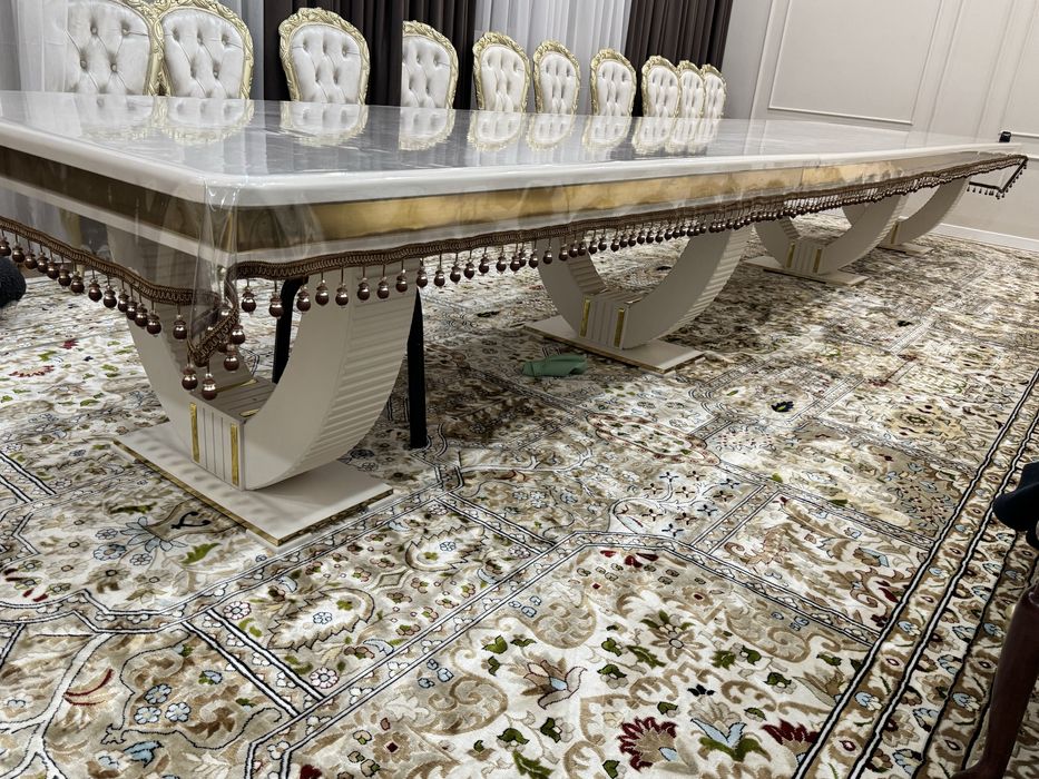 Стол в гостинную