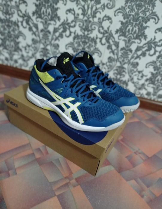 Продам кроссовки ASICS