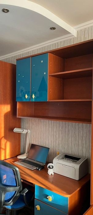 Стол компьютерный и шкаф