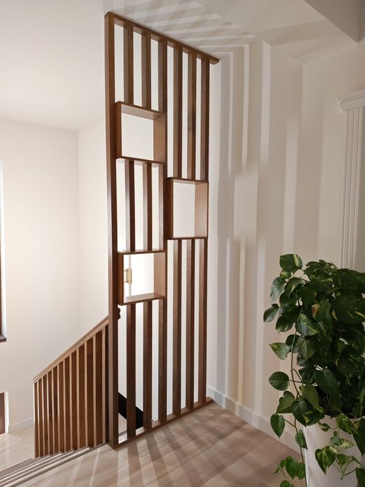 Scări, balustrade și riflaje din lemn masiv.