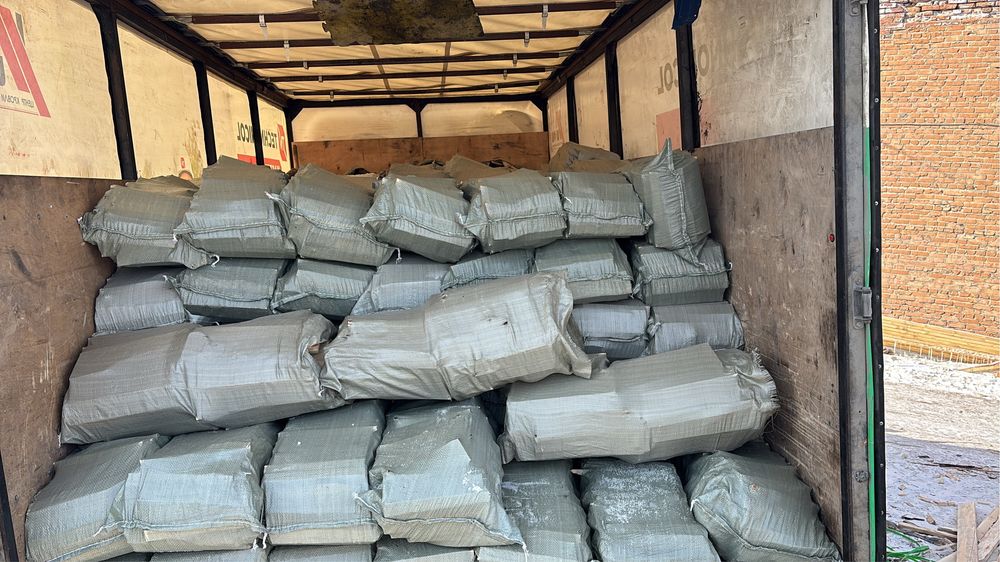 Дрова в мешках, сухие сосна, плотно упакованные