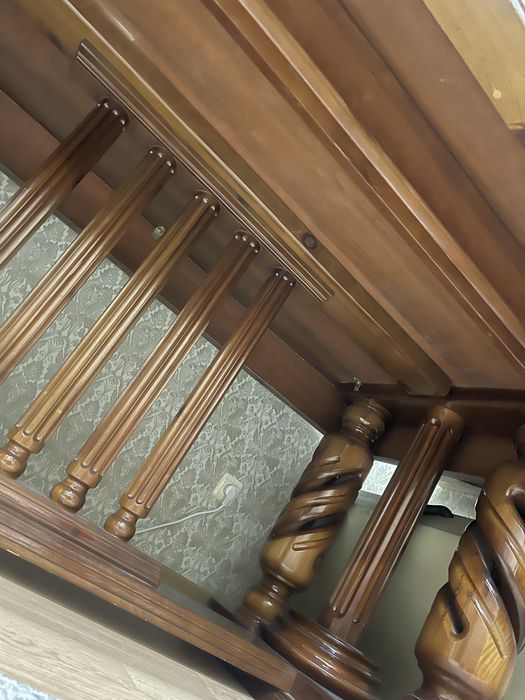 Продам стол деревянный лакированный