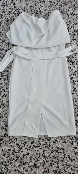 Vand rochii purtate 1 singura data