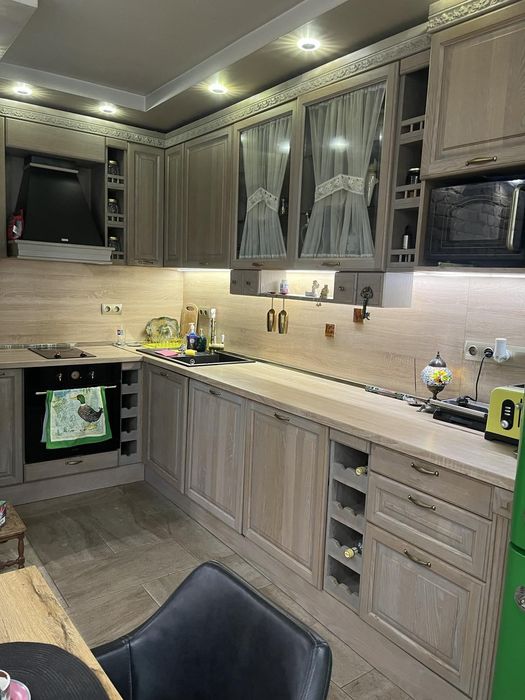 Дава се под наем Двустаен апартамент в Бургас, Изгрев - 72 кв.м за 765 € - Снимка #1