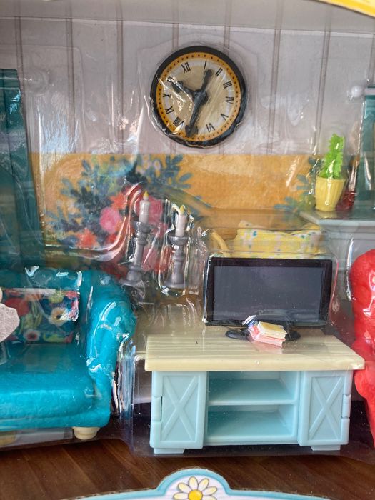 Honey bee acres cozy living room