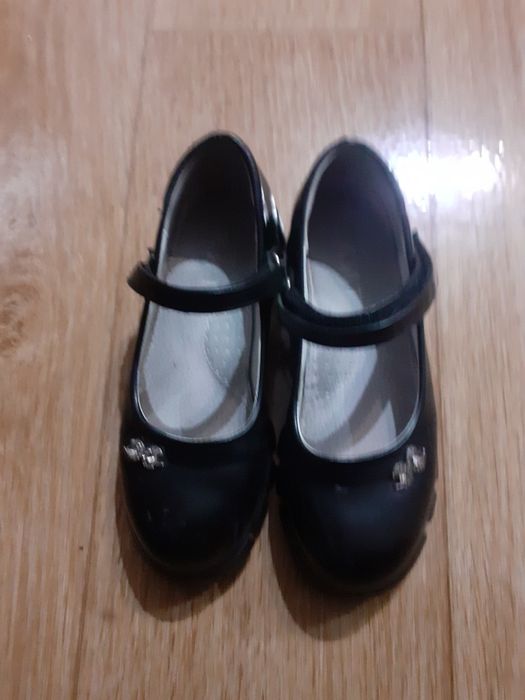 Продам туфли для девочек  в школу.