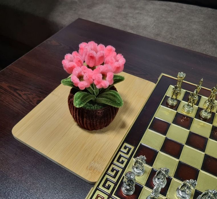 Саксийка с лалета ръчна изработка