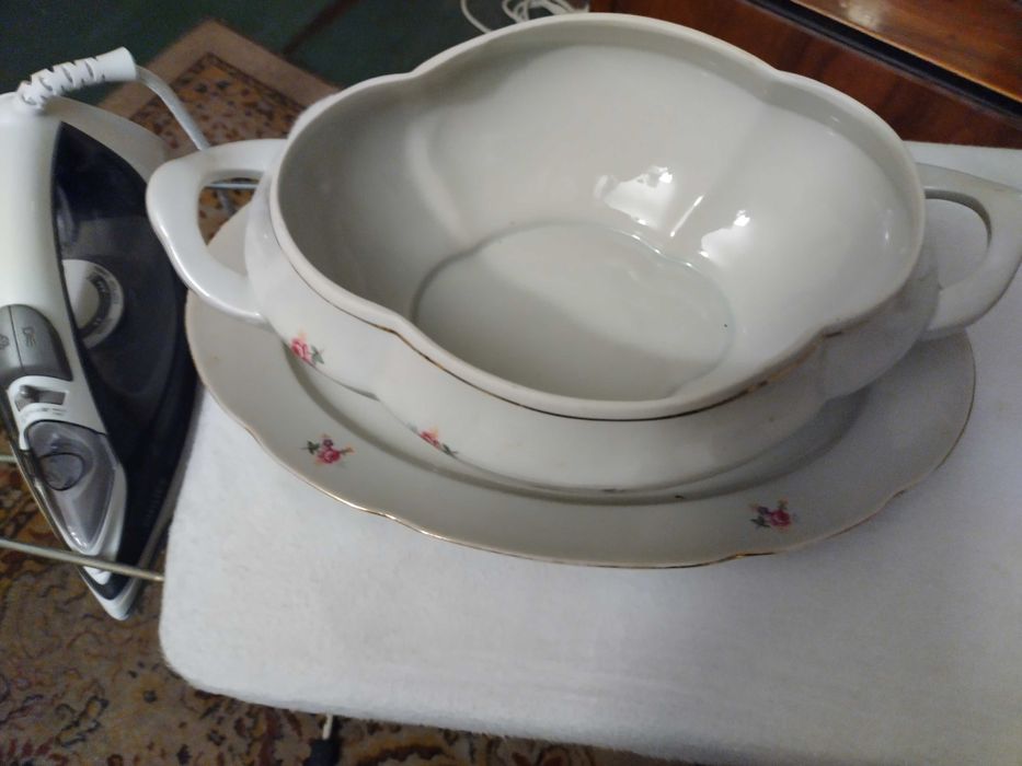 Vas sau castron mare sau platou  pentru servit la masa