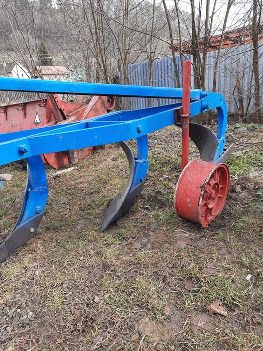 De vanzare plug cu 3 brazde