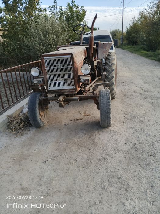 Traktor sotiladi