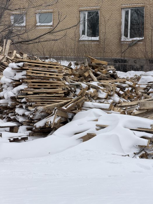 Поддоны деревянные дрова доски