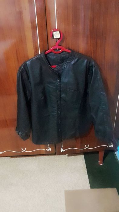 Продае́тся одежды женские,