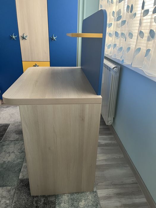 Продавам детско бюро