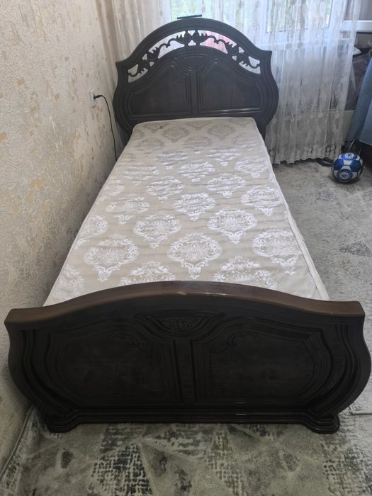 Kravat dlya spalniy v xoroshom sostayaniy