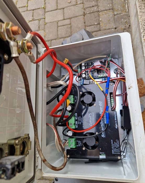 Robot pentru tuns iarbă cu telecomandă (tractor de tuns iarba)