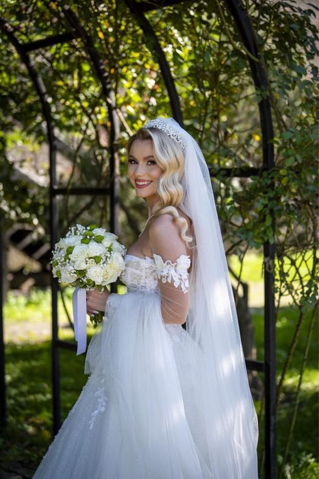 Rochie eleganta cu trena, corset si sclipici + voal, manusi si cerc