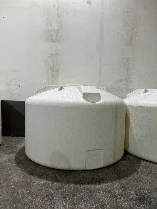 Емкости пластиковые горизонтальные и вертикальные