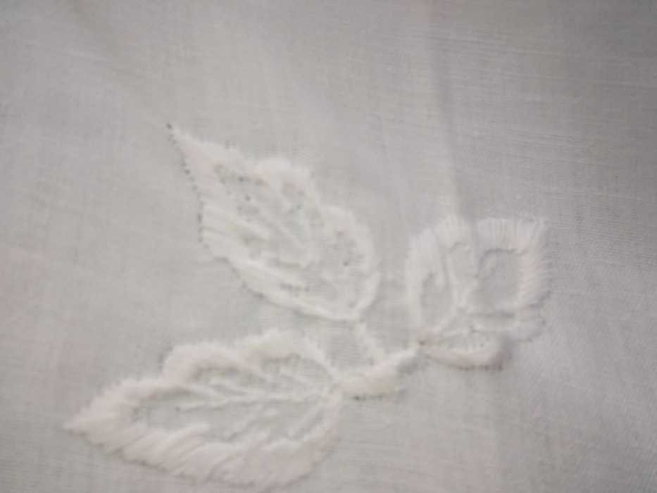 Draperie mare Noua, model foarte frumos , este foarte frumos lucrata, din bumbac și in, cu broderii