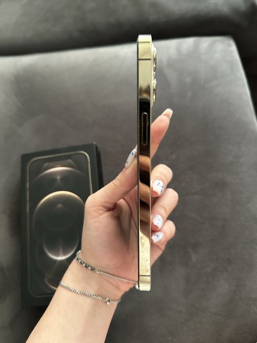 Iphone 12 Pro Max Gold с подарък