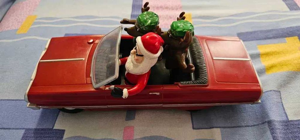 masina vintage Impala cu Mos Craciun si reni