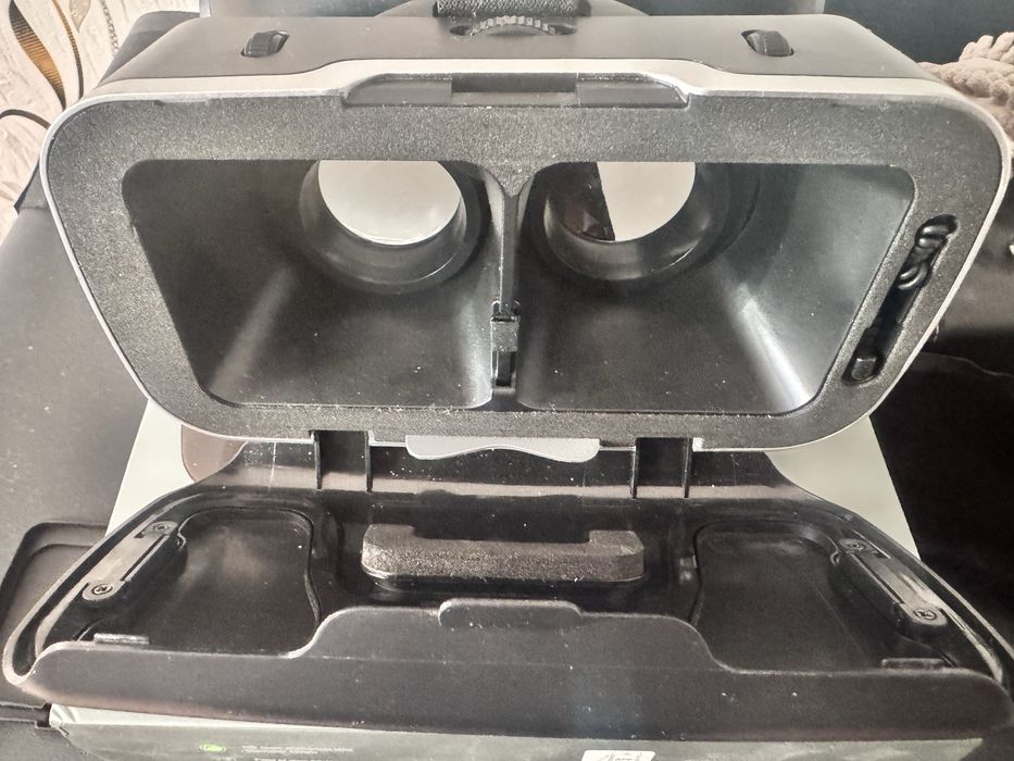 Продается VR очки со встроенными наушниками!