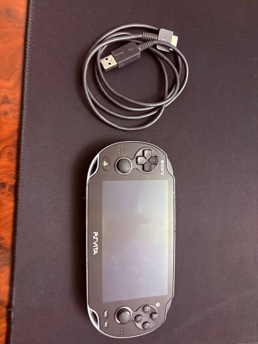Продам Sony PlayStation Vita PCH-1108