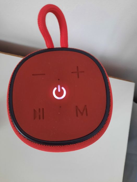 Червена блутут колона.